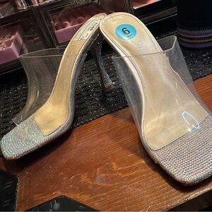 Betsy Johnson crystal slide, transparent size 6 medium